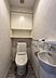 トイレ：【トイレ】ウォッシュレット付トイレ採用。上部には、トイレットペーパ収納吊戸棚採用！また、マンションには珍しく手洗いカウンターが付いています！