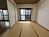 和室：【５．９畳の洋室】リフォームで和室からフローリングに変更し、建具も変更します。壁一面の収納スペースもあります！※写真はリフォーム前のお写真です。