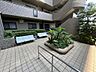その他：【中庭】マンションの1階部分に中庭を設けています。住人同士の憩いの場や待ち合わせ等にも使えます！