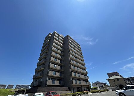 【外観】大淀河畔にある眺望の良い立地で、閑静な住宅街の中にあるマンションです。貴重な最上階の住戸のため、南北2面バルコニーからの景色は圧巻です。交通量も少なく、敷地外の駐車場もあるエリアです!