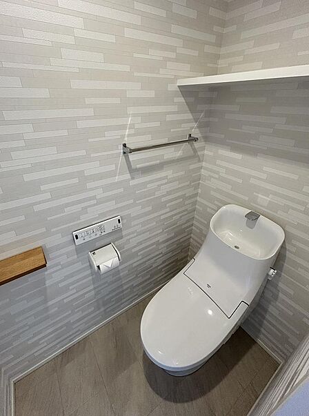 【トイレ】充実機能を装備した、お掃除もラクラクなウォッシュレット付トイレ採用。タオル掛けや小物を置く棚も設けています。上部には、トイレットペーパー等を置くスペースもあります!