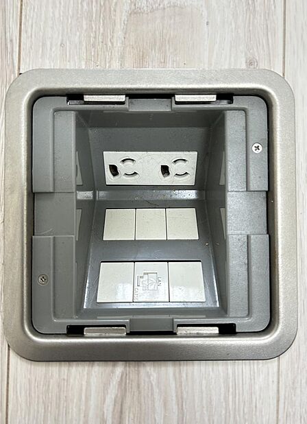 【5.0帖の洋室】新築時に床に有線でLANケーブルが引けるように埋め込み式の設備を増設しています!