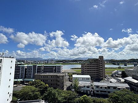 【バルコニーからの眺望】中層階のため開けた眺望です。南向きに配置されたバルコニーで、日当たり・通風良好です。花火大会も鑑賞可能です!