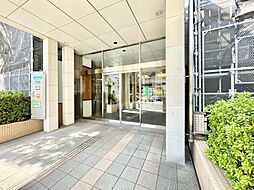 光を多く取り入れた明るいエントランス部分は高級感ある仕上り。将来に亘って誇れる我が家の大事な入り口部分。
