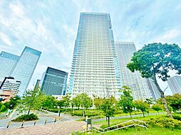 穏やかな風と陽光を導き、プライバシーに配慮された設計プランを採用し、居住性を一段と心地よいものにしています。周辺環境とのコラボレーションにより明るく開放的な空間を演出しております。