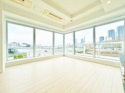 お洒落な木目の風合いが柔らかな陽光に照らされ、何とも言えない高級感を生み出します。造りこんだ空間演出の妙が生み出す光と質のハーモニーはこの住宅のクオリティの良さを実感させてくれます。