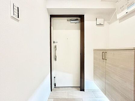 家の顔となる玄関。 収納部分を多く採用し、スッキリとした広さを確保出来ました。ゲストを迎え入れても安心の空間です。