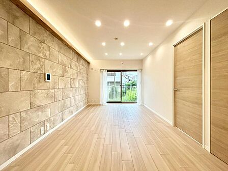 家族の暮らしに思いを馳せて、日常のワンシーンを表現したリビングダイニング。シンプルな機能美とスマートな空間美。「ホワイトナチュラル」のテイストが、自然体で過ごせる心地良さを生み出しています。