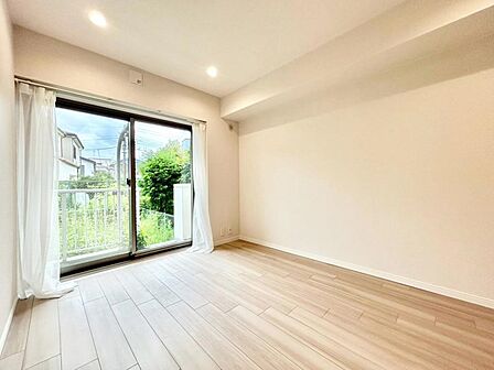 お子様の心と身体を見守る子供部屋として、思春期のプライバシーを重視したり、成長に合わせて机やベットを自由にレイアウトできるようにと、小さな自立心を育むお部屋作りを見越してご覧下さい。