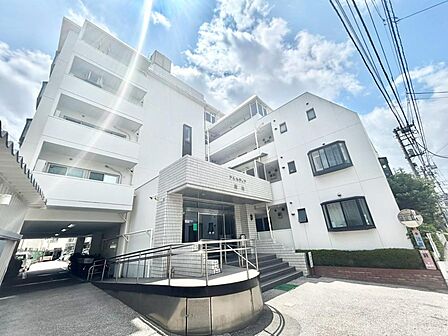 方角や時間帯の違いで日当たりがどう変化するか、周辺の道路や学校、お店や道路 の音など、家の中で静かに過ごせるかチェックできるのも、完成済みならでは。
