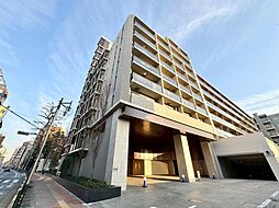 都会的な、ハイセンスな空間とともに、対照的な成熟した街並みを併せ持つことも、この邸の大きな特徴です。素敵な新生活の始まりを、本邸宅で迎えてみてはいかがでしょうか。