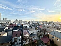 バルコニーから望む区内の景色は、住環境・快適性と共に有り続ける貴重な「財産」です。本邸宅に住まう事で手に入れるものは、きっと日常にとっても貴重な存在となるはずです。