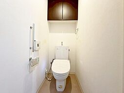 十分な広さと清潔感のあるカラーで纏まったおトイレ。ＬＤＫや居室とは離れており、洗面や浴室とも別の位置にある為、よりプライバシーへの配慮と落ち着いた空間となっております。