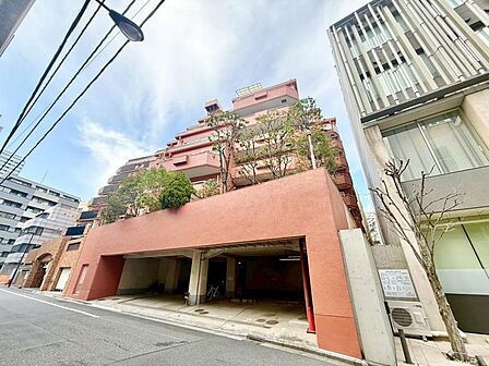 その邸が魅せる、気品・上質・重厚感・細やかさ、そのすべては訪れた者に安らぎと品性を与える特別な空間です。ここに住むからこそ意味がある。すべての（始まり）をここから迎えます。
