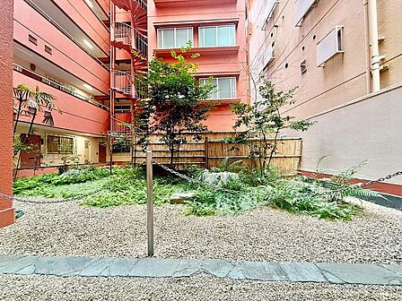 家族をあたたかく迎え入れてくれるエントランス。自分の家に帰ってきたときの安心感、お子様にとっての「実家」としての安心感…末永く時を刻む邸宅…フィーリングを確かめてみてください。