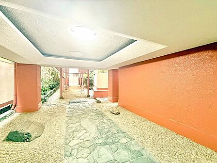 重厚感溢れるエントランスは、マンションの一つの特徴でもあります。その穏やかな佇まいに、訪れる方々は圧倒されるはず。オーナーとしてのステータスと都心アクセスの利便性を貴方の手に。