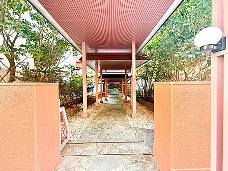 街の環境と住む人の暮らしを第一に考え、そこでしかできないエントランスを作り出されたこだわり。だからこそ時が経てば経つほどにその価値が深まります。