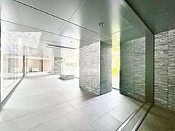 いくつかの種類の石と、木質系の素材が創出する雰囲気は、現代的な「和」の風情を感じさせます。