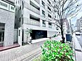 一つ屋根の下に...