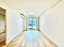 「現況の為、リノベーションによって変更になる可能性がございます」降り注ぐ陽光をいっぱいに浴びて、ライトと共にLDK全体を明るく・開放感のある空間にしました。