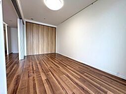家具の配置のし易い室内です。趣味の部屋としても充分な広さを確保しております。