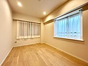 お子様の心と身体を見守る子供部屋として、思春期のプライバシーを重視したり、成長に合わせて机やベットを自由にレイアウトできるようにと、小さな自立心を育むお部屋作りを見越してご覧下さい。