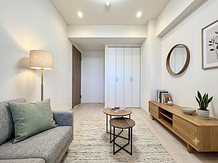 住まう方でカスタマイズしていただけるシンプルなデザインの内装。ご自身で素敵な空間を創り上げられます。家具はAIによるものです。