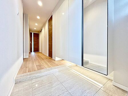 家の顔となる玄関。 収納部分を多く採用し、スッキリとした広さを確保出来ました。ゲストを迎え入れても安心の空間です。