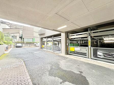 ファミリーカーの需要が多い中、駐車場も広めに確保いたしました。ご主人様のお車のお手入れにも気合が入りますね。
