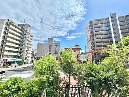 手を伸ばせば、ふれることが出来そうな環境が、そのままインテリアになったような印象です。その豊かな眺望にふさわしい空間には、通風・採光にも優れ、心地よい光と風があふれています。
