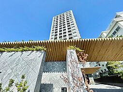 お客様の家づくりへの想いと設計図書に込めた工夫の数々を結実させるのが建築です。 確かな技術で築かれた家のひとつひとつ、その細部に至るまでお客様の暮らしを想う心づかいが、いきづいています。