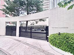 PARK TOWER HIGASHINAKANOの風格ある外観ゲート。洗練されたデザインが、ご家族の毎日を優雅に彩ります。高いセキュリティで、お子様との暮らしにも安心感をもたらします。