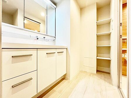 平日の朝であっても、落ち着きとくつろぎを感じられる。歯磨き粉が行方不明になるようなごちゃごちゃ感も解消。スムーズに身支度が完了します。コーディネートされた空間で気持ちよく身だしなみを整えられます。