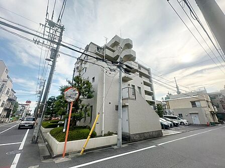 ただ「住まう」だけではございません。気持ち良く住んで欲しい気持ちをこめて…。お住まいの事、住まう街の事、お金の事、何でもご相談下さいませ。