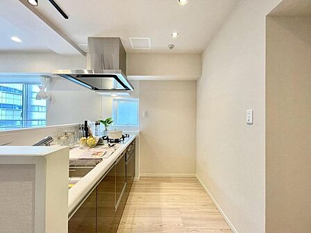 夫婦そろってキッチンに立っても調理がしやすく余裕の広さ。家事をしながら会話も弾みます。