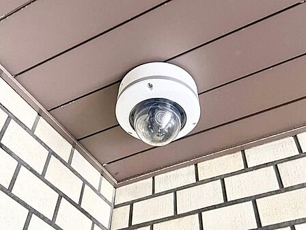 周辺に建ち並ぶ邸宅も、それぞれに個性がありながらも全体的に瀟洒な雰囲気を醸し出している邸宅街の一角。