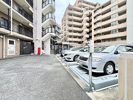 ファミリーカーの需要が多い中、駐車場も広めに確保いたしました。ご主人様のお車のお手入れにも気合が入りますね。