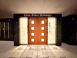 「Lions Tower Ikebukuro」の重厚なエントランスが、住まう方々を温かく迎えます。洗練されたデザインと上質な空間が、日々の暮らしに彩りを添えるでしょう。