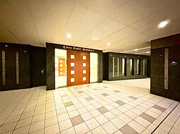 「Lions Tower Ikebukuro」の洗練されたエントランス。広々とした空間は、ご家族を温かく迎え入れ、日々の暮らしに安心感をもたらします。