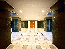 「Lions Tower Ikebukuro」の文字が誇らしい、広々としたエントランスホール。上質な空間デザインが、ご家族の帰りを温かく迎え、日々の暮らしに安心感をもたらします。