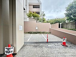 ゆったりとした駐車スペースを確保いたしましたので、大きめのお車でも駐車可能です。自転車やバイクなど、ゆとりのある敷地で置き場所に困ることはないでしょう。