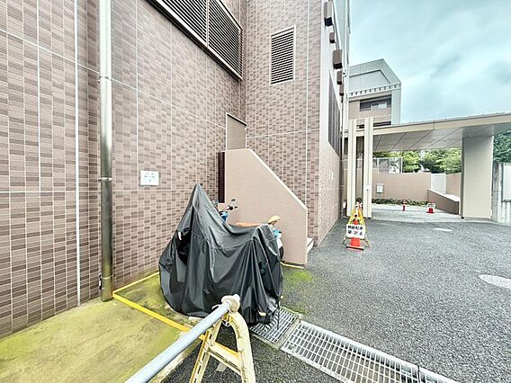 周辺に建ち並ぶ...