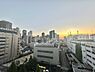 周辺：豊かな陽光に照らしだされる素敵な空間に感動すら覚えます。窓には木々の緑が木漏れ日と共にまるで絵画のように美しく映し出されます。季節を問わず華やいだ素敵な風景をお楽しみいただけます。