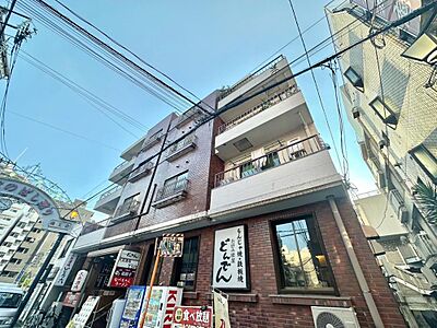 外観:昼夜によって表情を変え、魅せる事を追求した重厚感あるフォルムは、時代の流れに惑わされないシックなカラートーンで雰囲気を演出。絶妙なコントラストで輝きを放ちます。 外観:昼夜によって表情を変え、魅せる事を追求した重厚感あるフォルムは、時代の流れに惑わされないシックなカラートーンで雰囲気を演出。絶妙なコントラストで輝きを放ちます。