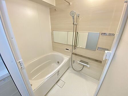 ゆったりと脚を延ばして、1日の疲れを癒せます。窓があるのでこまめに換気ができ、清潔感を保てます。落ち着いた色合いは、心を穏やかにし、リラックスタイムをより豊かにします。