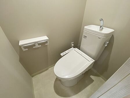 トイレは、清潔感と快適さを兼ね備えた空間です。落ち着いた色合いの内装が、リラックスできる雰囲気を演出しています