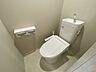 トイレ：トイレは、清潔感と快適さを兼ね備えた空間です。落ち着いた色合いの内装が、リラックスできる雰囲気を演出しています