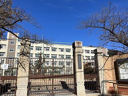 神戸市立雲中小学校 徒歩9分。 650m