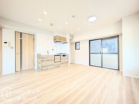 広々としたリビングで、明るい日が差し込みます!家族団らんの時間をゆったりと過ごせます!