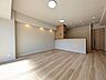 リビング/ダイニング：日中はお部屋全体に明るい光が差し込みます。家族団らんの時間をゆったりと過ごせます！